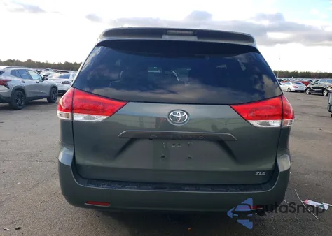 2014 Toyota Sienna Xle z USA, uszkodzony, nr VIN 5TDYK3DC4ES521844
